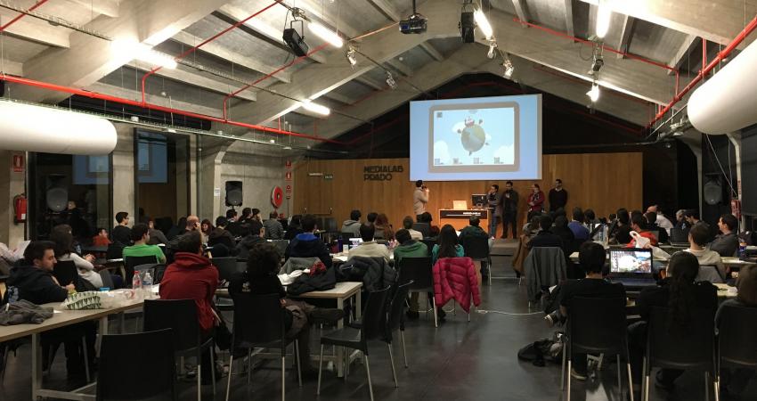 Imagen de presentación de proyecto durante la actividad en el auditorio