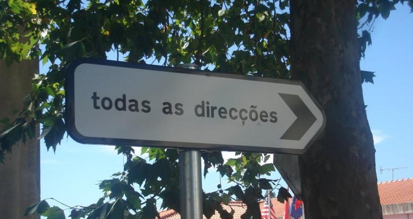 Placa de todas as direcções, em Portugal. Andrevruas. CC Attribution 3.0 Unported. 2009-11-27
