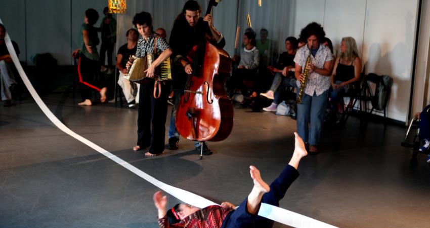 Taller interdisciplinar de creatividad artística e improvisación, para jóvenes