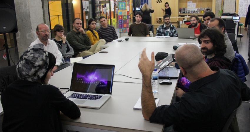 Grupo participando en un debate