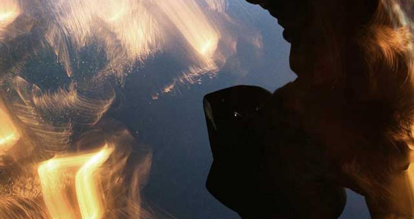 Reflejo de una persona en agua