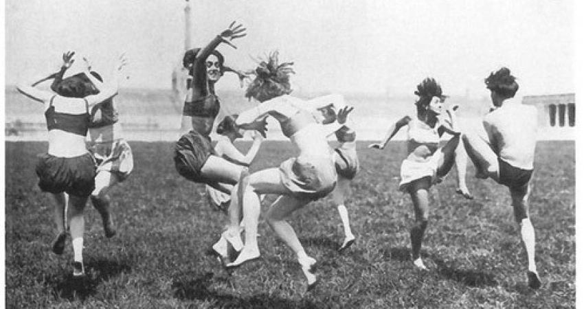 foto en blanco y negro de personas bailando